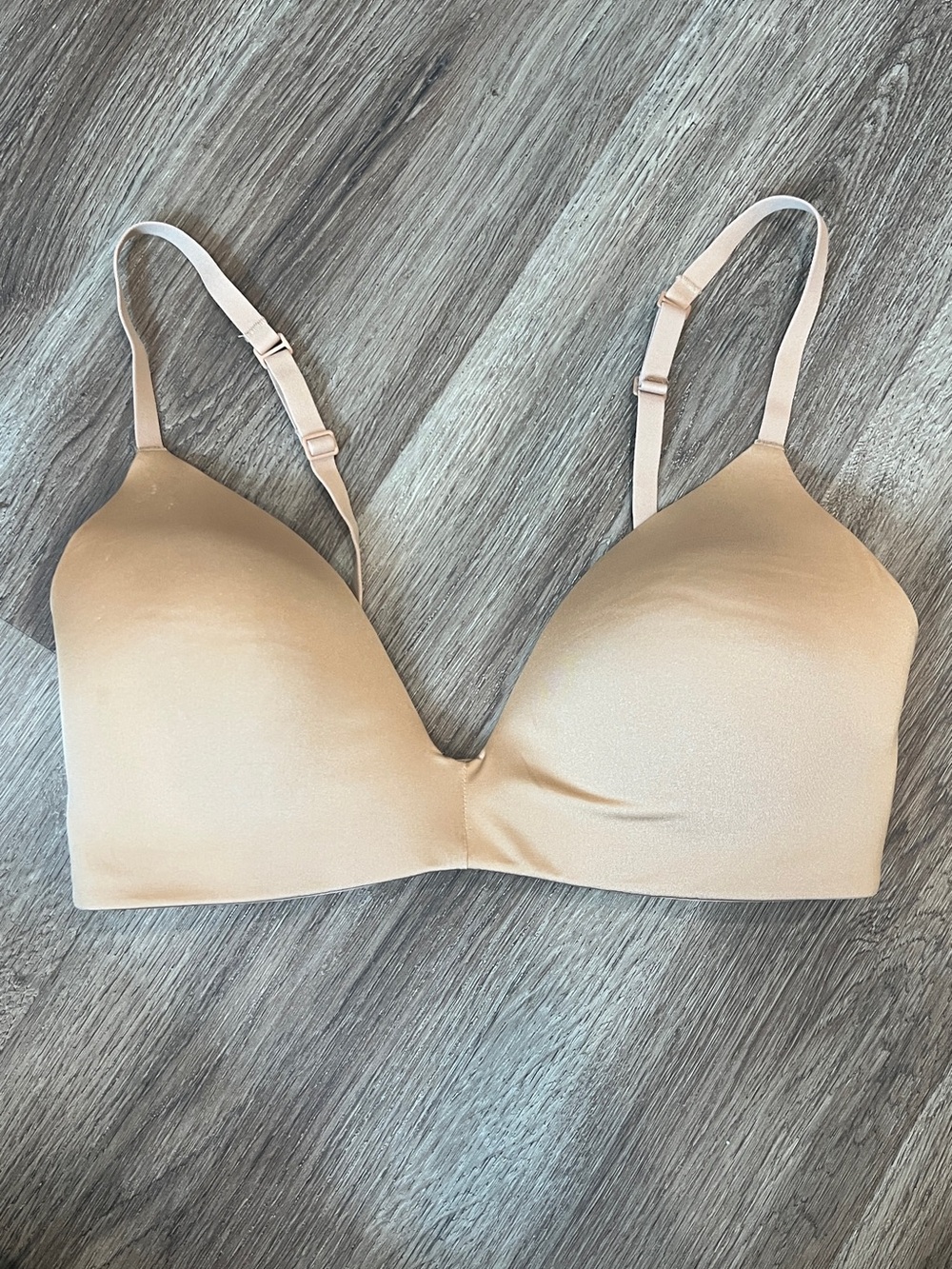 SKIMS Wireless Tshirt Bra Smooth 32D ochre color new with defects